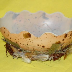 Deko-Ei auf Nest zum Füllen