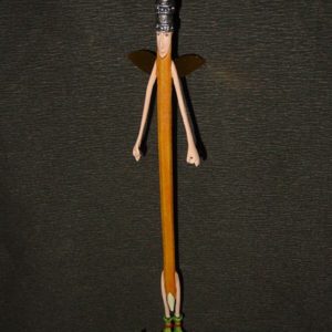 Bleistift mit Gesicht und Flügeln
