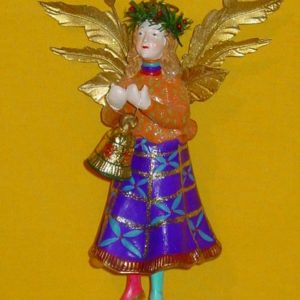 Engel mit Glocke und goldenen Flügeln 17 cm