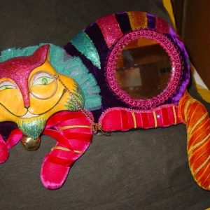 Cheshire cat mit Brille und Spiegel