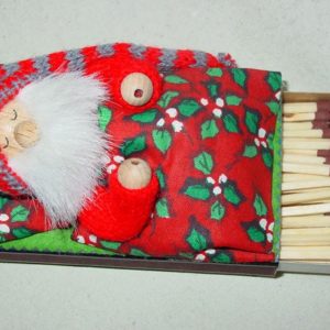 Weihnachtsmann schlafend, verschiedene Stoffe 11 x 6.5 cm