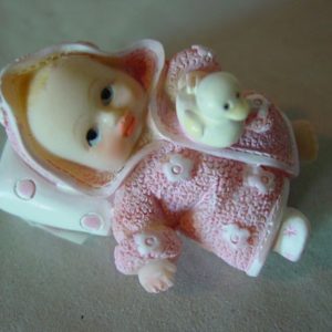 Baby auf Kissen rosa-weiss mit Ente, ca 5 cm