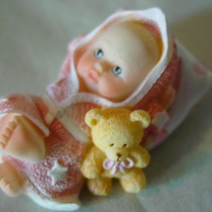 Baby auf Kissen mit Teddybär, rosa-weiss, ca 5 cm