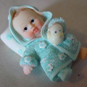 Baby auf Kissen mit Ente, blau-weiss, ca 5 cm