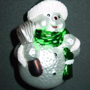 Christbaumkugel Schneemann mit Besen und grünem Schal