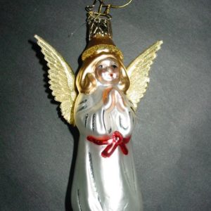 Weihnachtsbote Engel weiss mit rotem Gurt (10,5 cm)