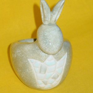 Eierbecher Hase, stein mit Tulpe