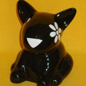 Doggy sitzend, schwarz mit Blume