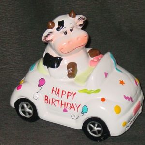 Kuh im Auto "Happy Birthday"