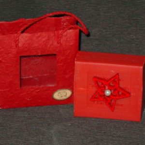 Schafmilchseife rot mit rotem Stern in Tüte