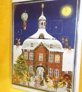 Adventskalenderkarte Kinder vor dem Haus mit Geschenken